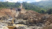 Xe chở đá thi công đập thủy điện bị lật, 2 công nhân tử vong