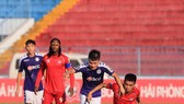 Đầu trận đấu các cầu thủ hai đội chơi dưới nắng nóng lên đến 40 độ C. Ảnh: Minh Hoàng