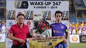 Văn Quyết nhận giải cầu thủ xuất sắc nhất tháng 7, trận đấu này Văn Quyết để lại dấu giày 4/5 bàn thắng. Ảnh: Minh Hoàng