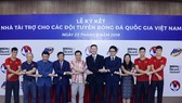 Đại diện bóng đá Việt Nam và nhà tài trợ tại buổi công bố. Ảnh: MINH HOÀNG