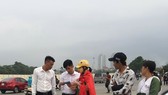 Giá vé quá cao nên nhiều người hỏi mua đã lắc đầu ngán ngẩm bỏ đi