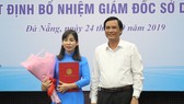 Ông Trần Văn Miên, Phó chủ tịch UBND TP Đà Nẵng trao quyết định và tặng hoa chúc mừng cho bà Trương Thị Hồng Hạnh