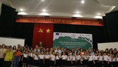 Mọi người đồng thanh khẩu hiệu "Tuổi trẻ hành động vì khí hậu"