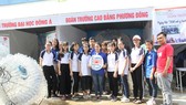Sinh viên Trường Cao Đẳng Phương Đông Đà Nẵng tạo nên sản phẩm trang trí tái chế từ nhựa