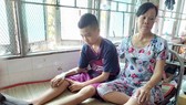 Trao tiền bạn đọc giúp mẹ con chị Thoa