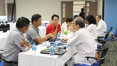 Bác sĩ đang hội chẩn lại bệnh án cho bệnh nhân