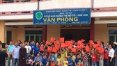 Tập thể HDTC phát quà cho trẻ em mồ côi tại chùa ở quận 7, TPHCM