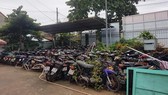 Bãi xe tang vật trong khuôn viên trụ sở UBND xã Đông Thạnh (huyện Hóc Môn)