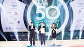 Ông Nguyễn Hữu Hiền, Trợ lý Chủ tịch HĐQT kiêm Giám đốc đối ngoại Công ty CP Tập đoàn Xây dựng Hòa Bình nhận giải thưởng