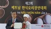 BTC trao giải cho thí sinh tham gia cuộc thi