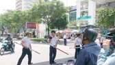 Đội trật tự học đường của Trường THPT chuyên Lê Hồng Phong (TPHCM) tham gia điều phối giao thông trước cổng trường giờ tan học. Ảnh: THU HƯỜNG
