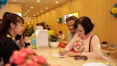 Khách hàng giao dịch tại Nam A Bank