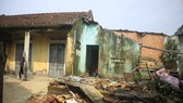 Một căn nhà đã sập vì không được sửa chữa, chủ nhà phải tha hương