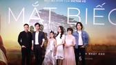 Đạo diễn Victor Vũ (bìa trái) và dàn diễn viên chính trong Mắt biếc