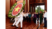 Đoàn đại biểu thành kính dâng lên vòng hoa tươi thắm tỏ lòng biết ơn vô hạn các anh hùng, liệt sĩ tại Đền Bến Dược