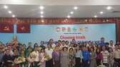 Chủ tịch Ủy ban MTTQ Việt Nam TPHCM Tô Thị Bích Châu và bà Phimpha Keomixay, Tổng Lãnh sự Lào tại TPHCM chụp hình kỷ niệm với các gia đình Việt nhận sinh viên Lào về sinh sống