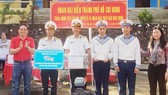 Đồng chí Trần Lưu Quang tặng quà cán bộ, chiến sĩ các lực lượng đóng quân trên đảo Hòn Chuối