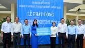 Phó Bí thư Thành ủy TPHCM Võ Thị Dung cùng các đồng chí lãnh đạo TP trao ủng hộ Quỹ "Vì người nghèo". Ảnh: VIỆT DŨNG