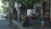 Trục tời đang thi công rơi trúng người đi đường