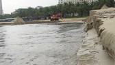 Nước thải bốc mùi lại đổ ra biển mỗi khi mưa lớn. Ảnh: NGUYỄN CƯỜNG
