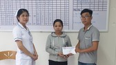 Báo SGGP trao tiền hỗ trợ gia đình chị Nga