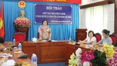 Hội thảo góp ý có sự tham gia của đại diện các sở ngành, quận huyện và các chuyên gia, đại biểu Quốc hội. Ảnh: MAI HOA