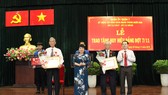 Trao Huy hiệu Đảng dịp kỷ niệm Cách mạng tháng Mười Nga