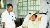 Bác sĩ BVĐK tỉnh Bình Định đang chăm sóc, theo dõi cho BN Lê Đình T.