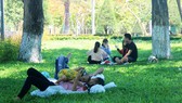 Bị cắt điện cả ngày, người dân phố biển Quy Nhơn tìm chỗ tránh nắng