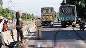 Hiện trường vụ tai nạn giao thông nghiêm trọng khiến 2 người bị xe tải cản tử vong tại xã Mỹ Lộc.