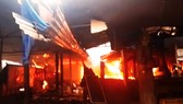 Chợ Mộc Bài cháy dữ dội, hàng trăm tiểu thương "chết điếng"