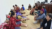 Người già, trẻ nhỏ đem chăn gối đến UBND xã “chạy” bão