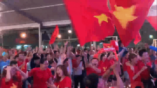CĐV Việt Nam mừng thầy trò HLV Park Hang Seo bất bại trước các đối thủ Đông Nam Á