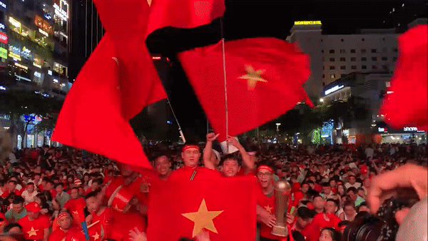 Ca sĩ Đàm Vĩnh Hưng cùng người hâm mộ cổ vũ thầy trò HLV Park Hang Seo tại Phố đi bộ Nguyễn Huệ
