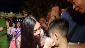 Đêm giao thừa, hoa hậu Tiểu Vy tham gia rước sắc bùa tại Hội An