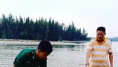 Đồn Biên phòng Cửa Đại đã phối hợp với ngư dân địa phương tiến hành cứu hộ, dìu cá trở lại biển