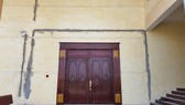 Chi chít vết nứt toác ở nhà hát tỉnh Quảng Bình. Trong ảnh là vết nứt ở cửa hông của tòa nhà.