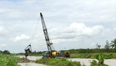 Thi công nạo vét thượng nguồn sông Ba Lai. Ảnh: D.K