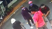 Tân Móp (áo đỏ) cầm đầu đàn em truy sát tiệm cầm đồ. Ảnh trích xuất từ camera