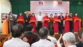 Các đại biểu cắt băng khai mạc triển lãm. Ảnh: HÀM LUÔNG
