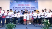 Các sinh viên khiếm thị đạt thành tích tốt trong học tập được nhận học bổng