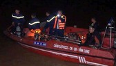 Lực lượng chức năng có mặt ở hiện trường, xử lý vụ tai nạn chìm sà lan