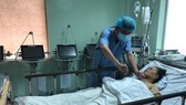 Bác sĩ chăm sóc cho bệnh nhân sau khi được phẫu thuật