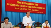 Phó Thủ tướng Trương Hòa Bình khảo sát tình hình sạt lở Quốc lộ 91