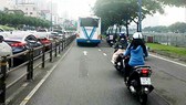Xe buýt lấn tuyến vượt đèn đỏ