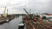 Vướng mặt bằng nhiều cống ngăn triều chưa thể hoàn thành. Ảnh: QUỐC HÙNG