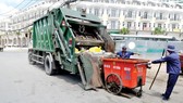 Xe thu gom rác tại quận 8, TPHCM. Ảnh: THÀNH TRÍ