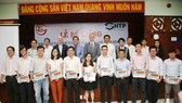 Các học viên hoàn thành khoá đào tạo về vi cơ điện tử