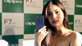 OPPO F7 với mặt lưng được phủ một lớp gương độc đáo