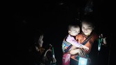 Trong đêm tối, chiếc đèn năng lượng mặt trởi trở nên lung linh